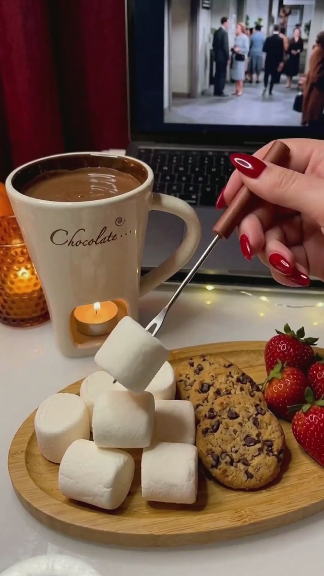 Galletas y nubes con chocolate en la taza fondue