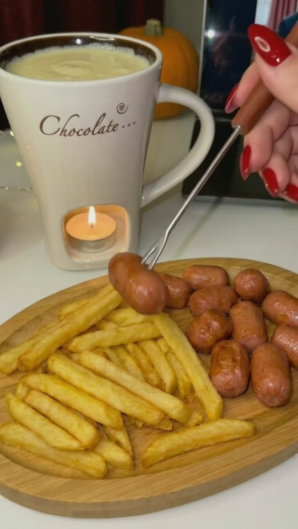 Fondue de queso en la taza con vela