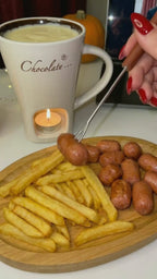 Fondue de queso en la taza con vela